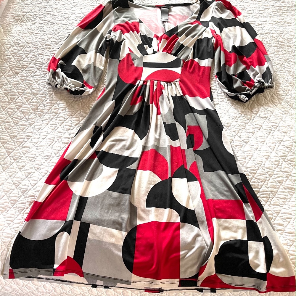 Dress with abstract designs. - Picture 5 of 8